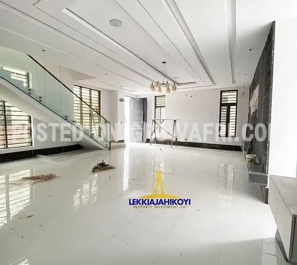 Modern 5 bedroom fully detached house with en-suite bedrooms.