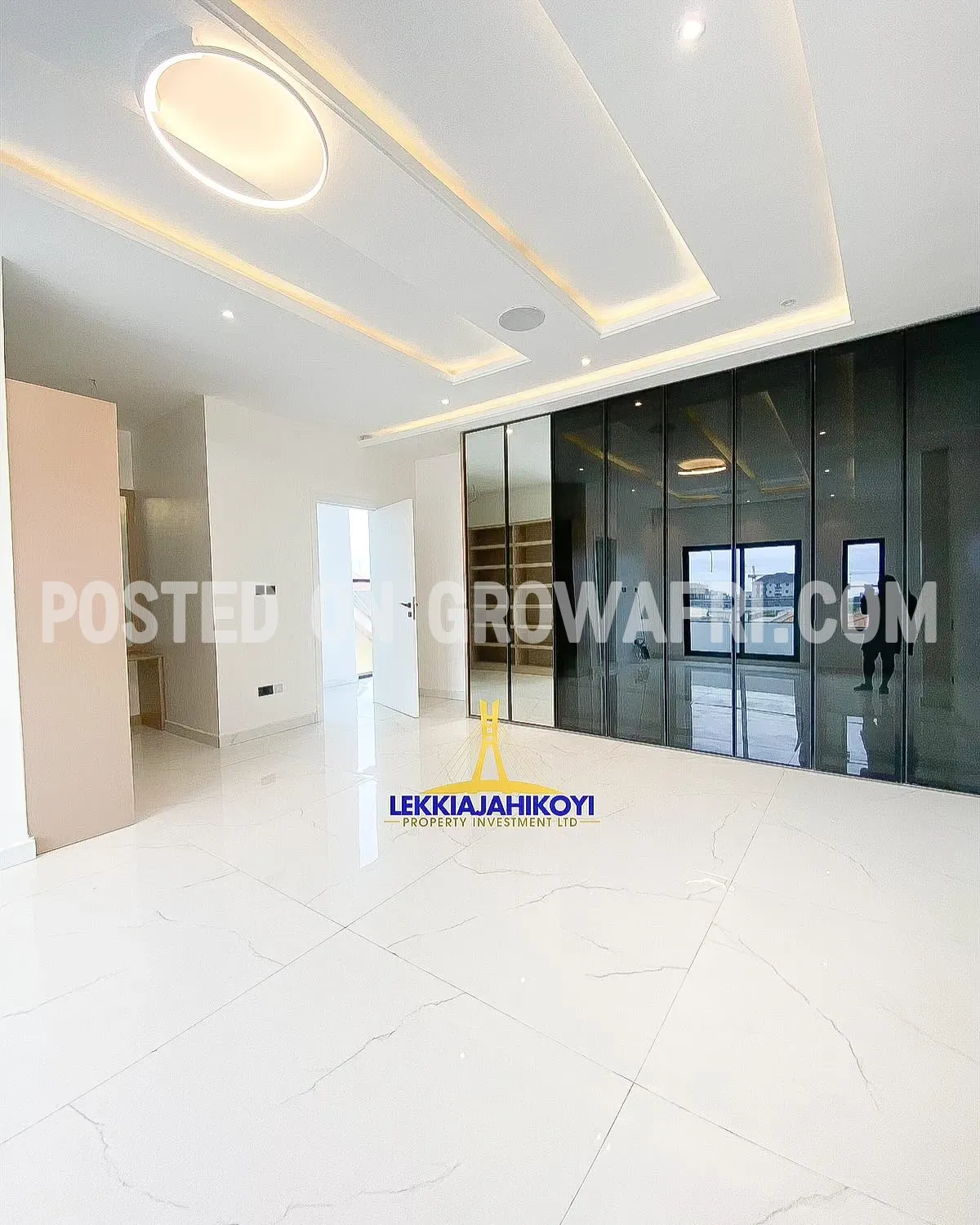 Modern 4 bedroom fully detached house with en-suite bedrooms.