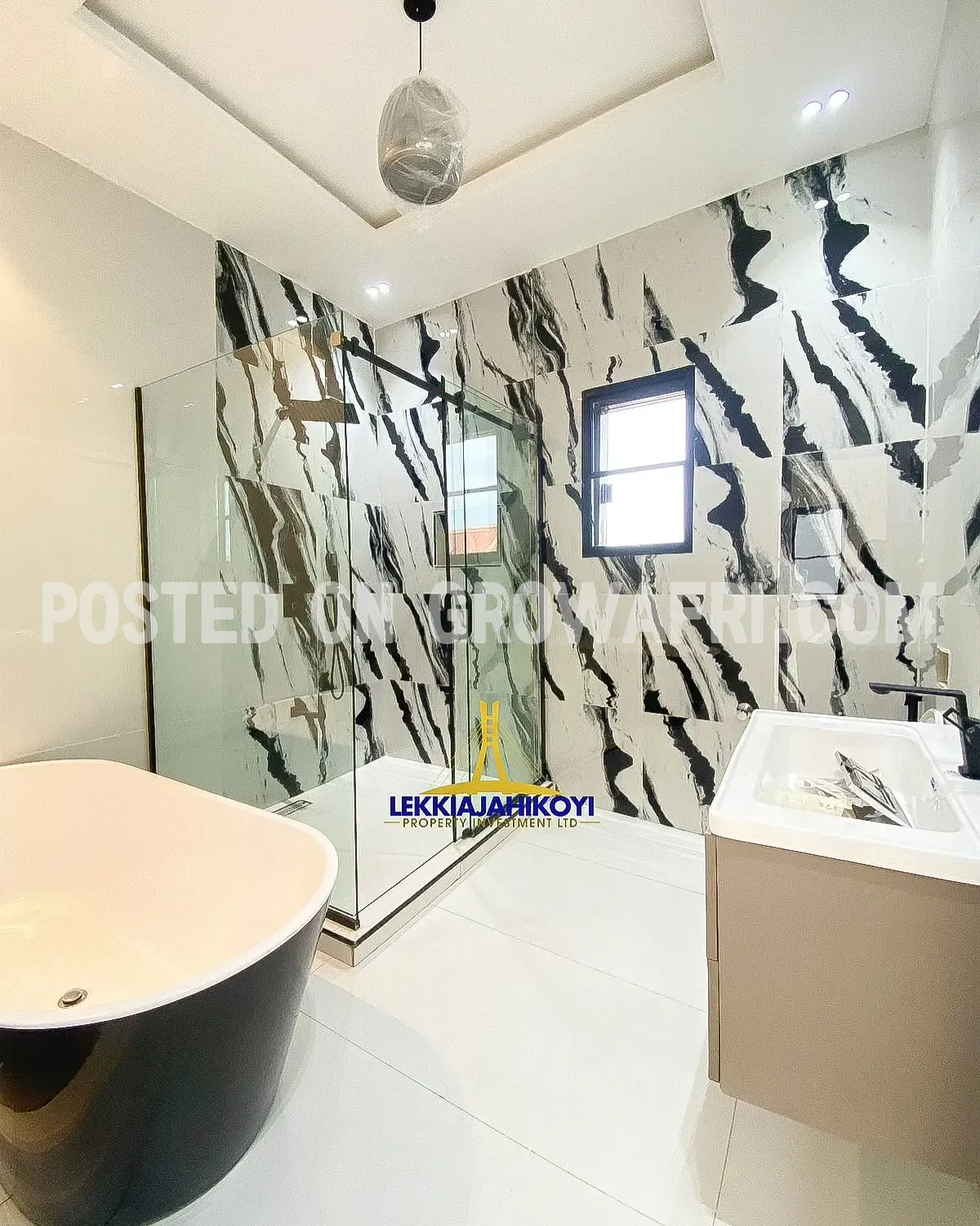 Modern 4 bedroom fully detached house with en-suite bedrooms.