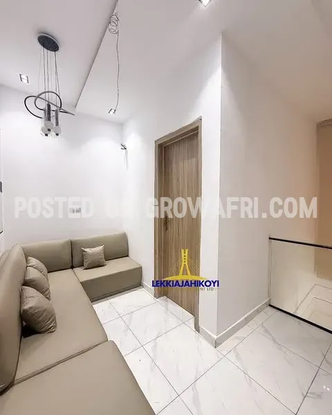 Furnished 5 bedroom fully detached house with en-suite bedrooms.