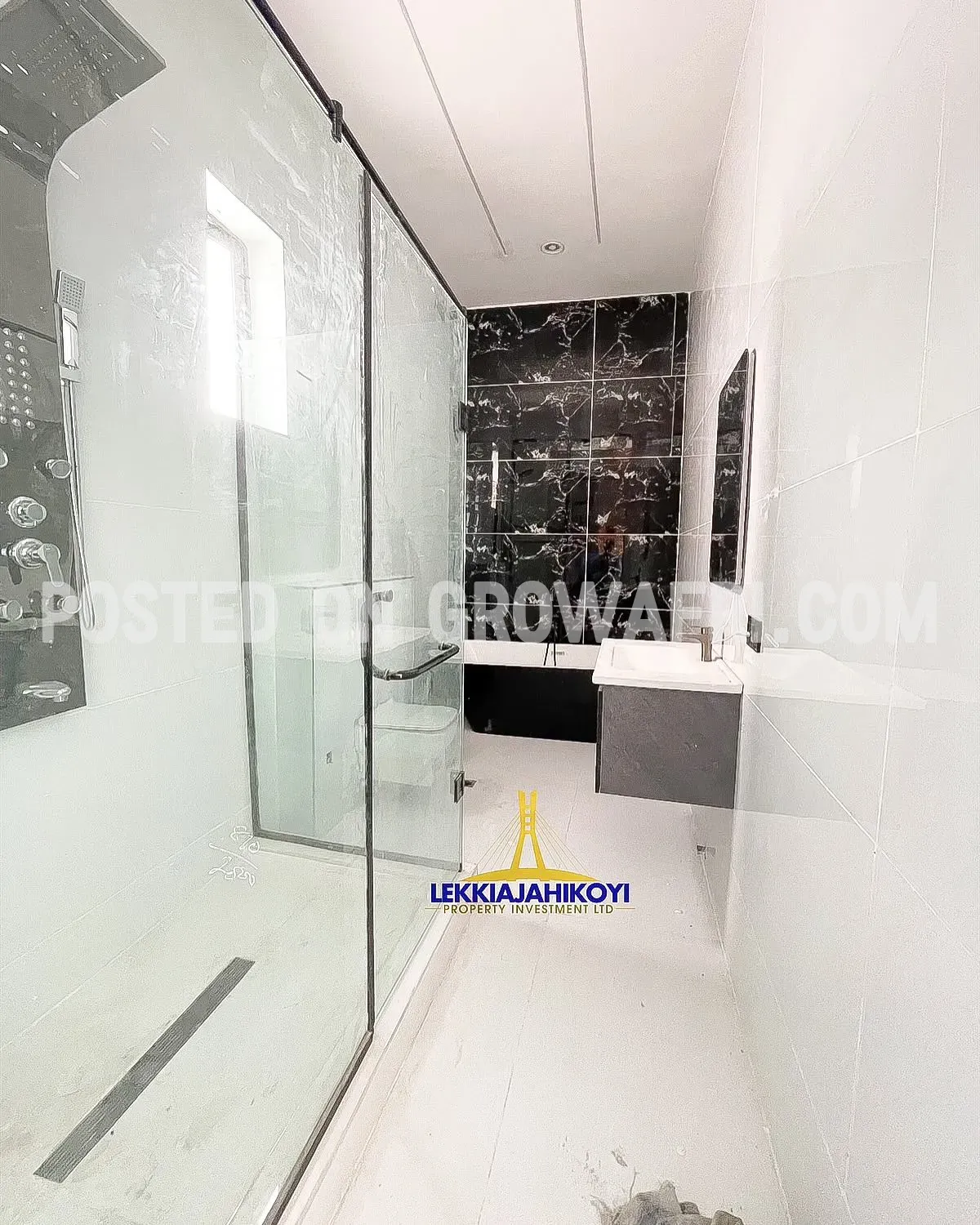 Modern 5 bedroom fully detached house with en-suite bedrooms