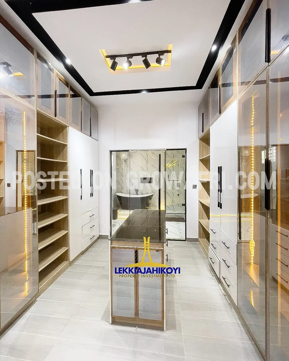 Modern 5 bedroom fully detached house with en-suite bedrooms.