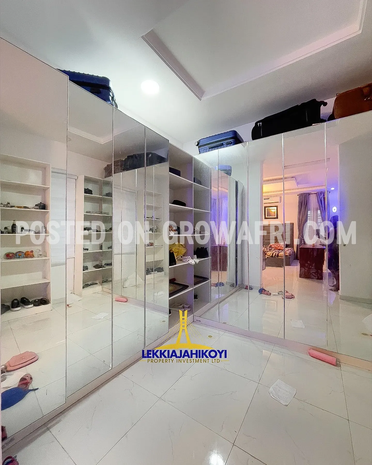 Tastefully built 5 bedroom fully detached duplex with en-suite bedrooms.