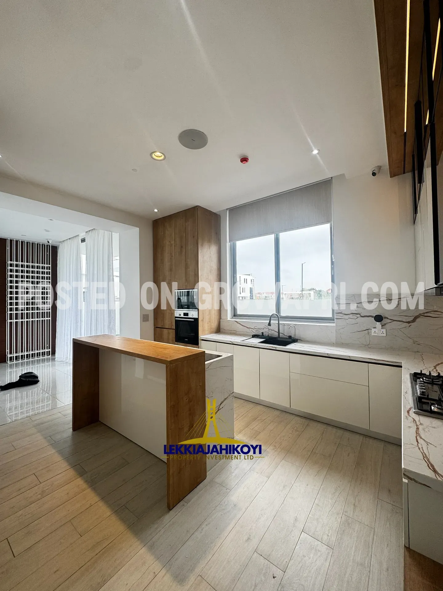 Newly built modern contemporary 5 bedroom fully detached house with elevator.