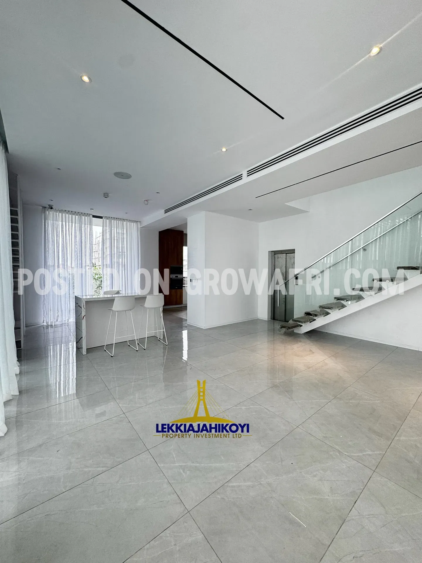 Newly built modern contemporary 5 bedroom fully detached house with elevator.