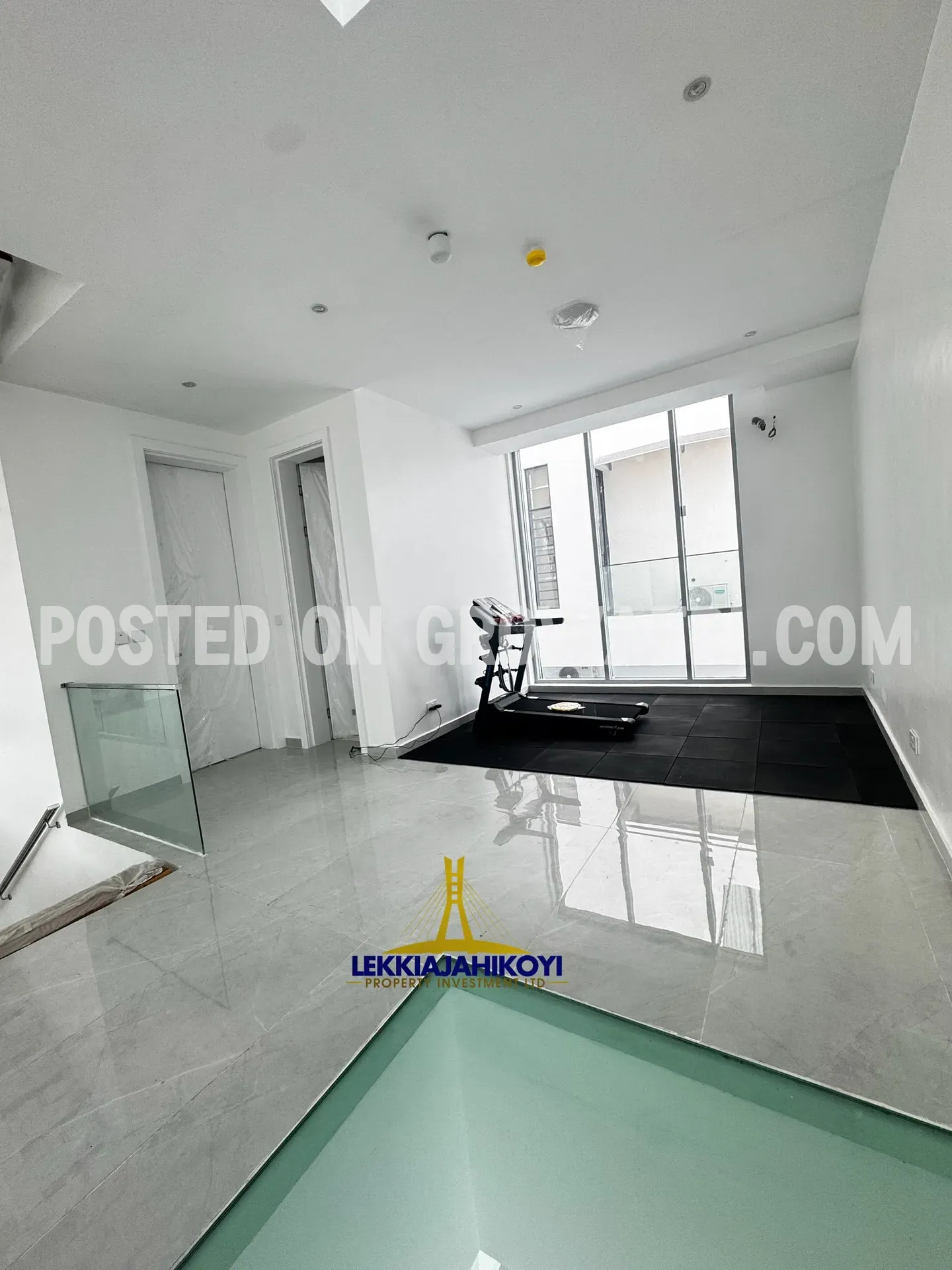 Newly built modern contemporary 5 bedroom fully detached house with elevator.