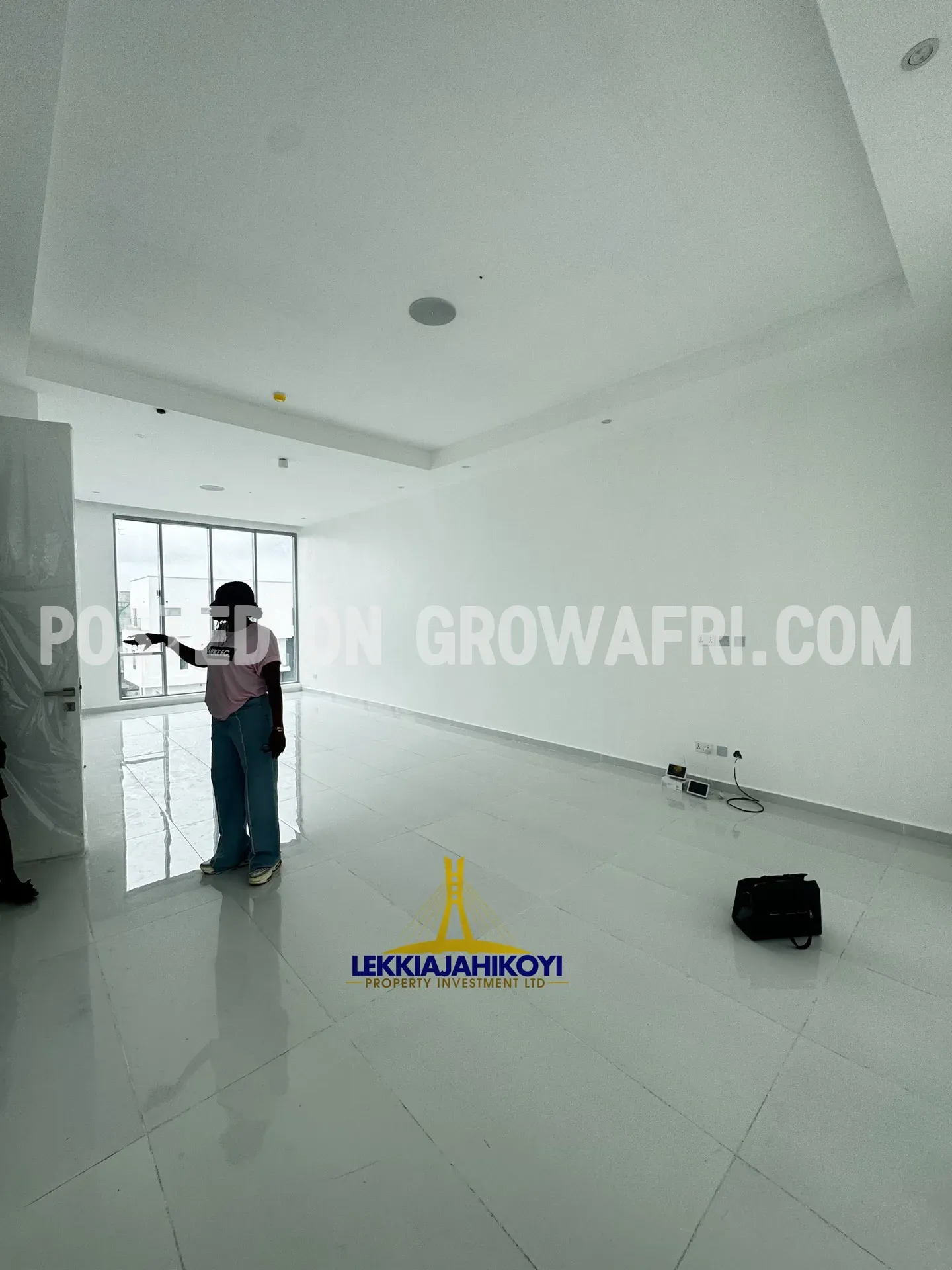 Newly built modern contemporary 5 bedroom fully detached house with elevator.