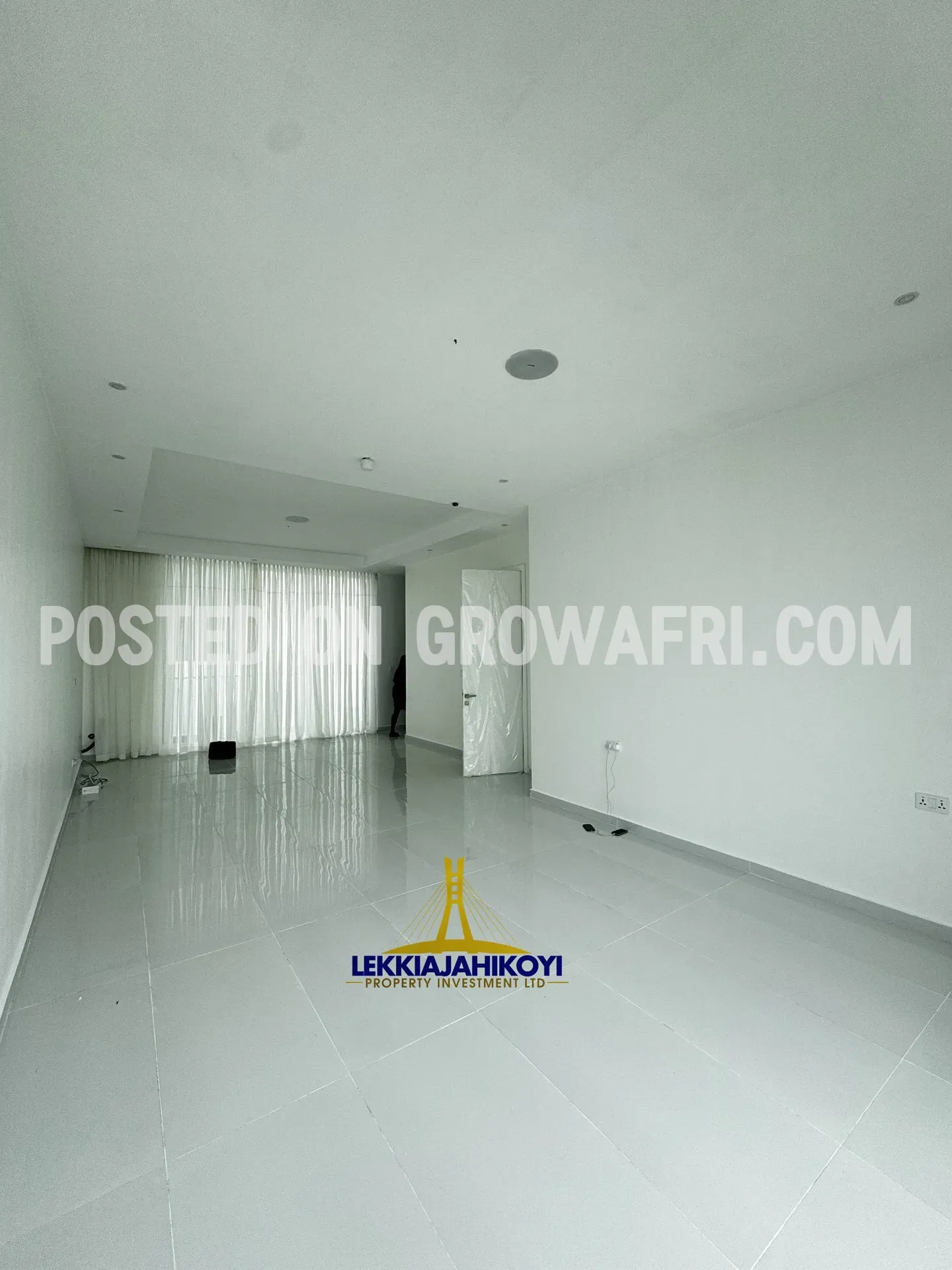 Newly built modern contemporary 5 bedroom fully detached house with elevator.