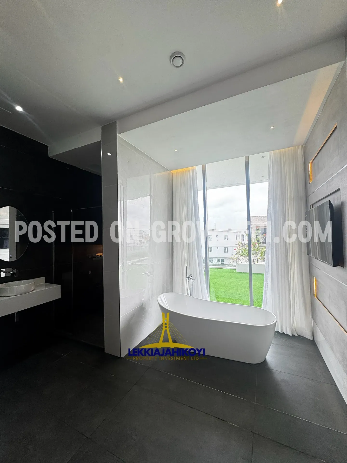 Newly built modern contemporary 5 bedroom fully detached house with elevator.