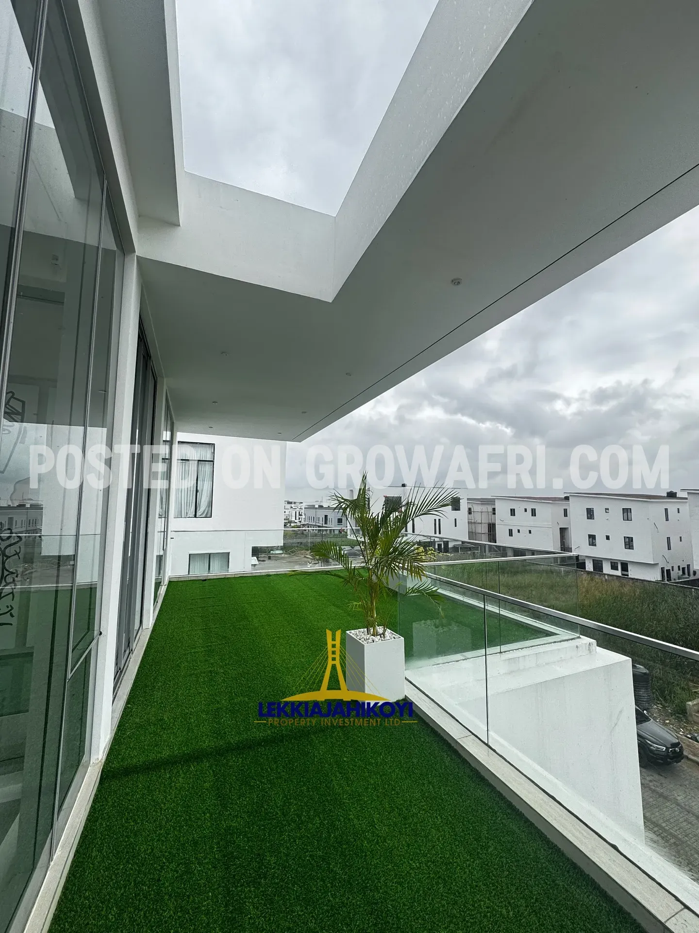 Newly built modern contemporary 5 bedroom fully detached house with elevator.