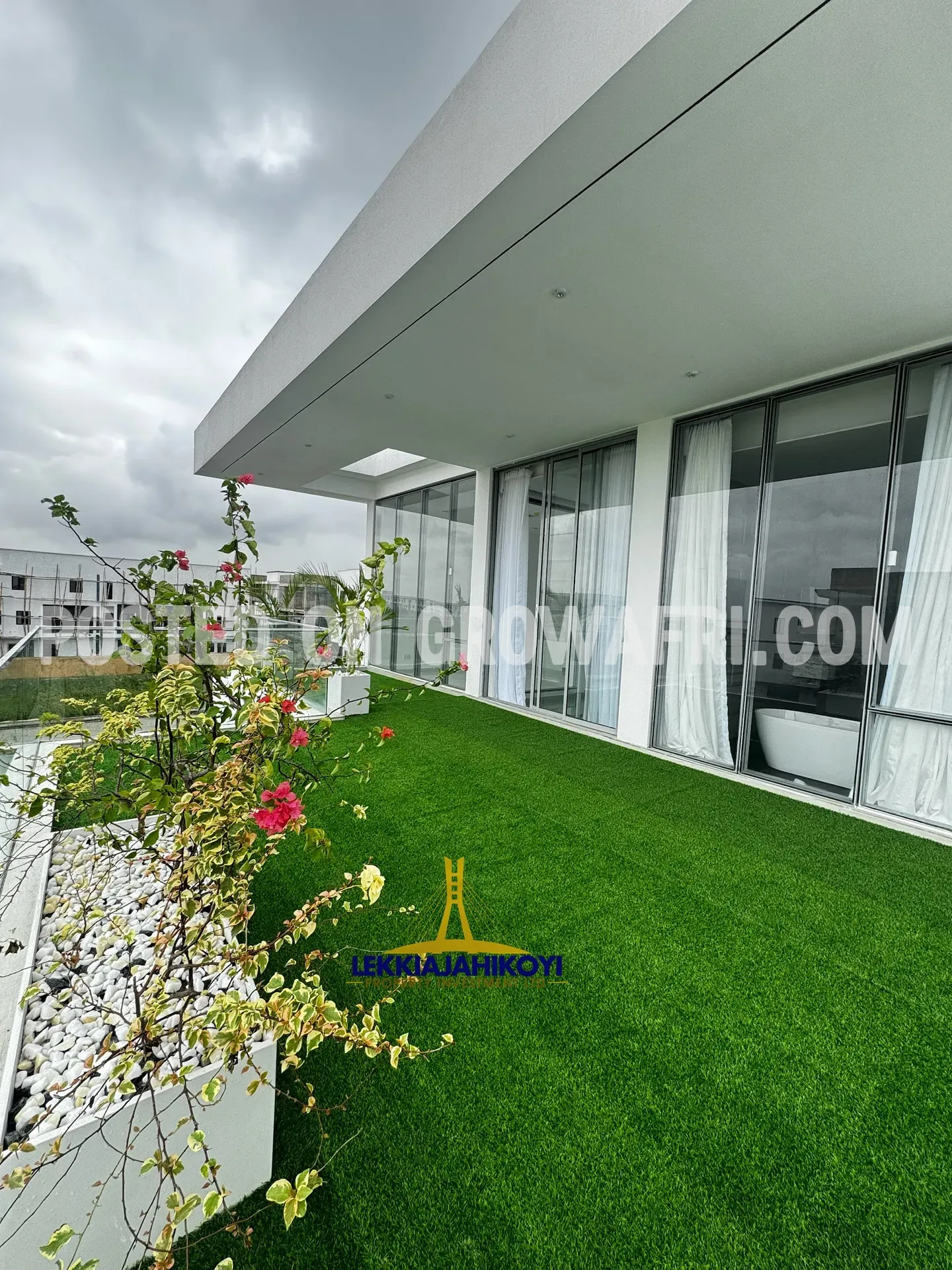 Newly built modern contemporary 5 bedroom fully detached house with elevator.