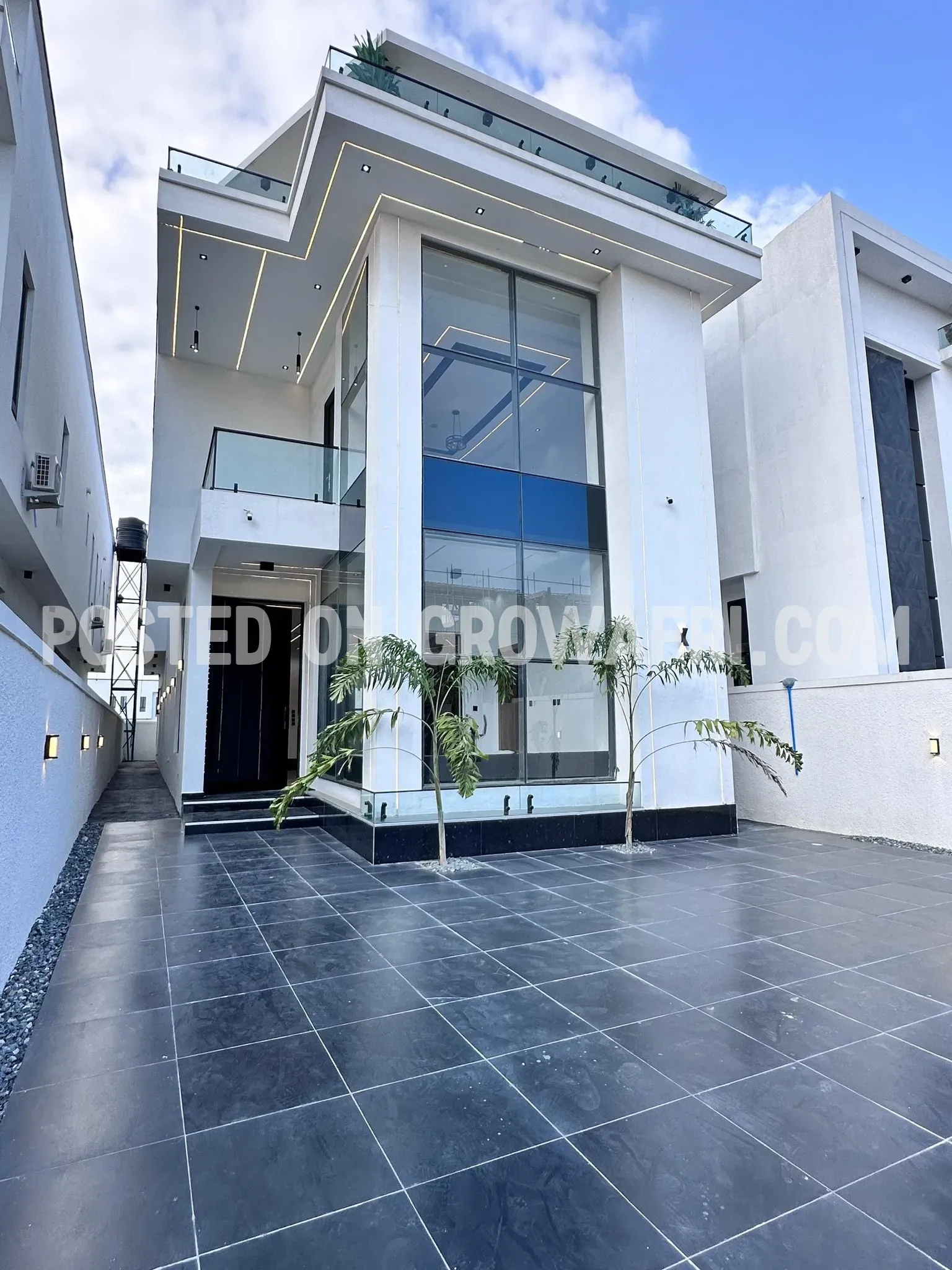 Modern 5 bedroom fully detached house with en-suite bedrooms