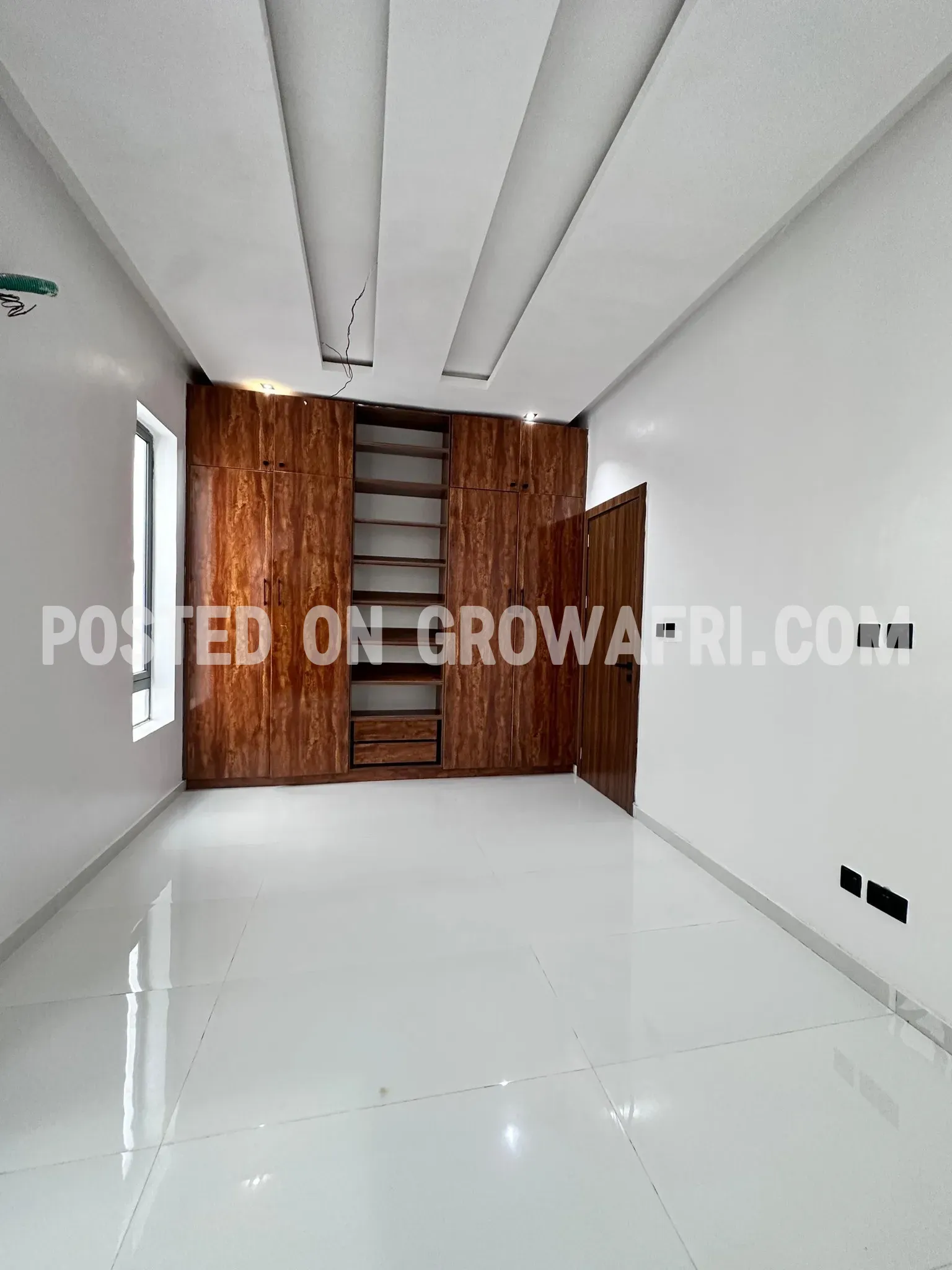 Modern 5 bedroom fully detached house with en-suite bedrooms