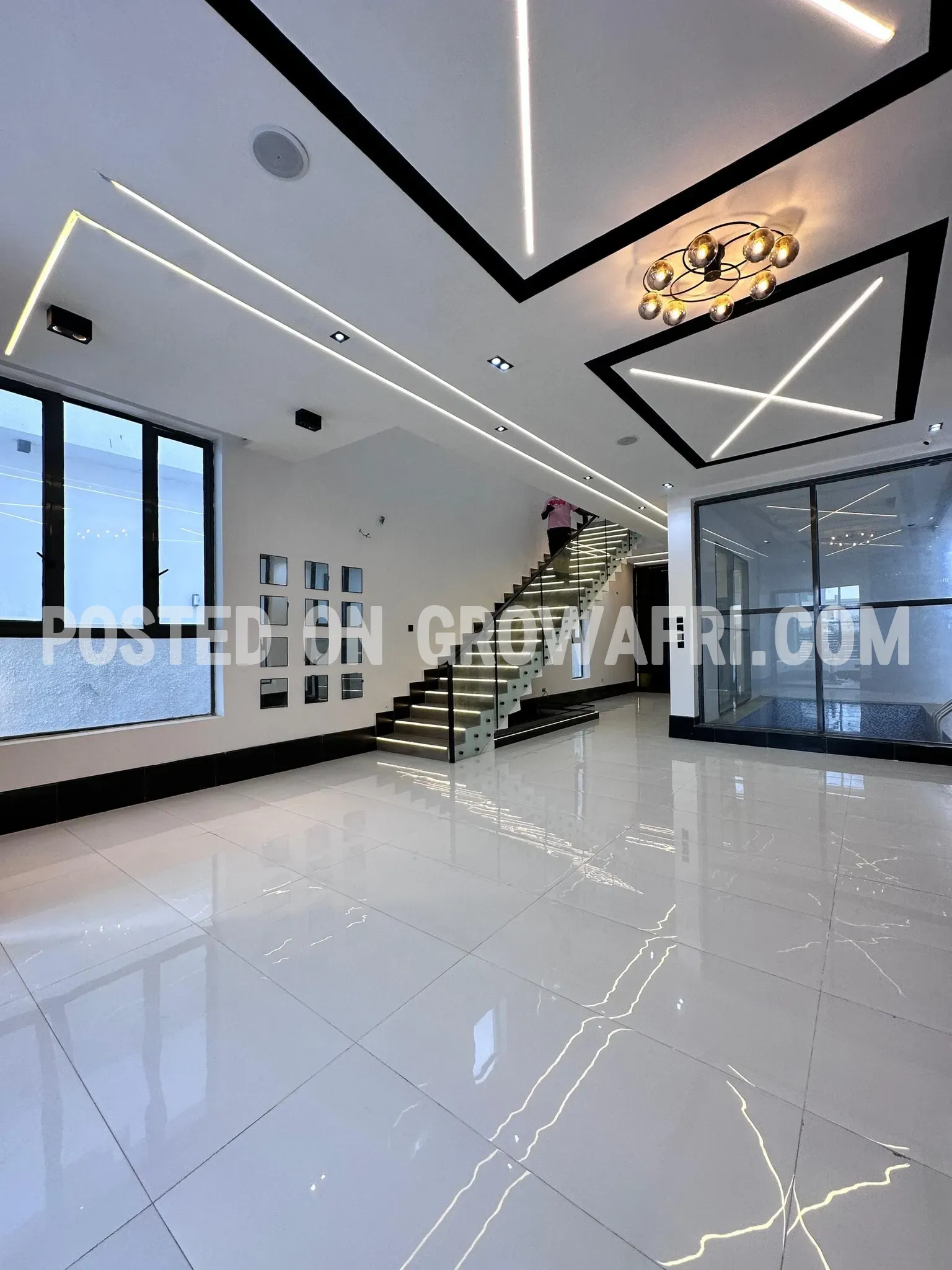 Modern 5 bedroom fully detached house with en-suite bedrooms