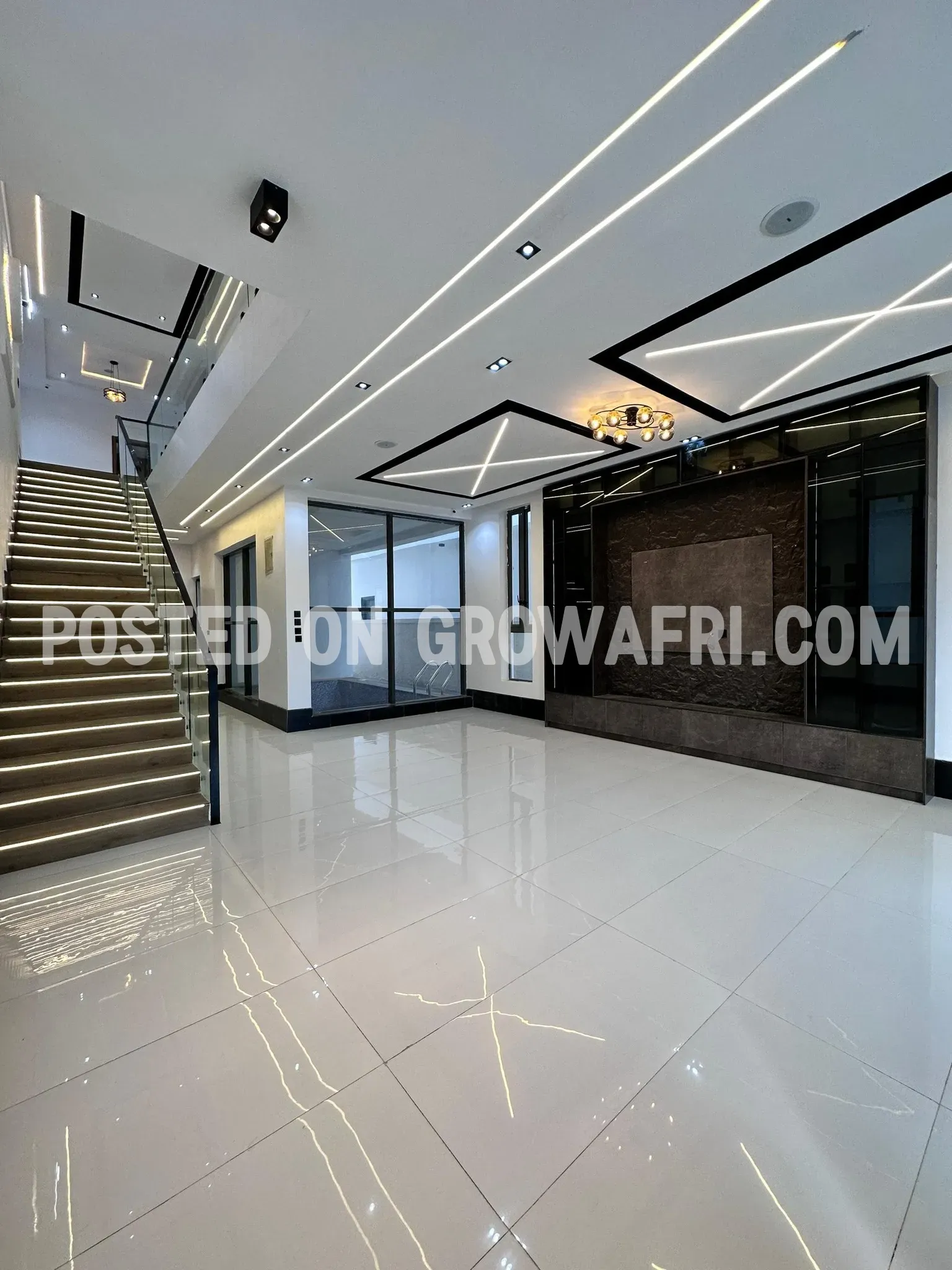 Modern 5 bedroom fully detached house with en-suite bedrooms