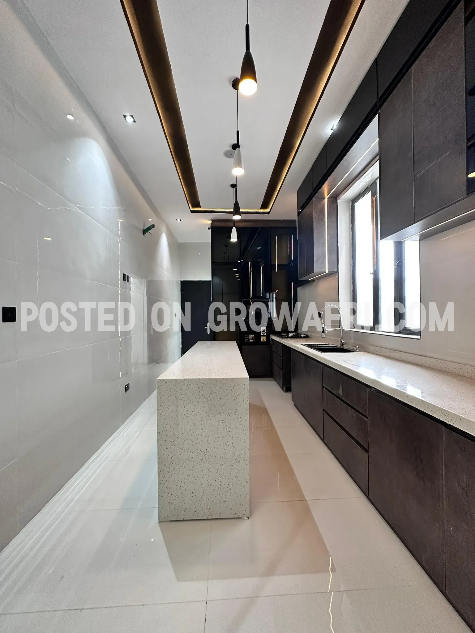 Modern 5 bedroom fully detached house with en-suite bedrooms