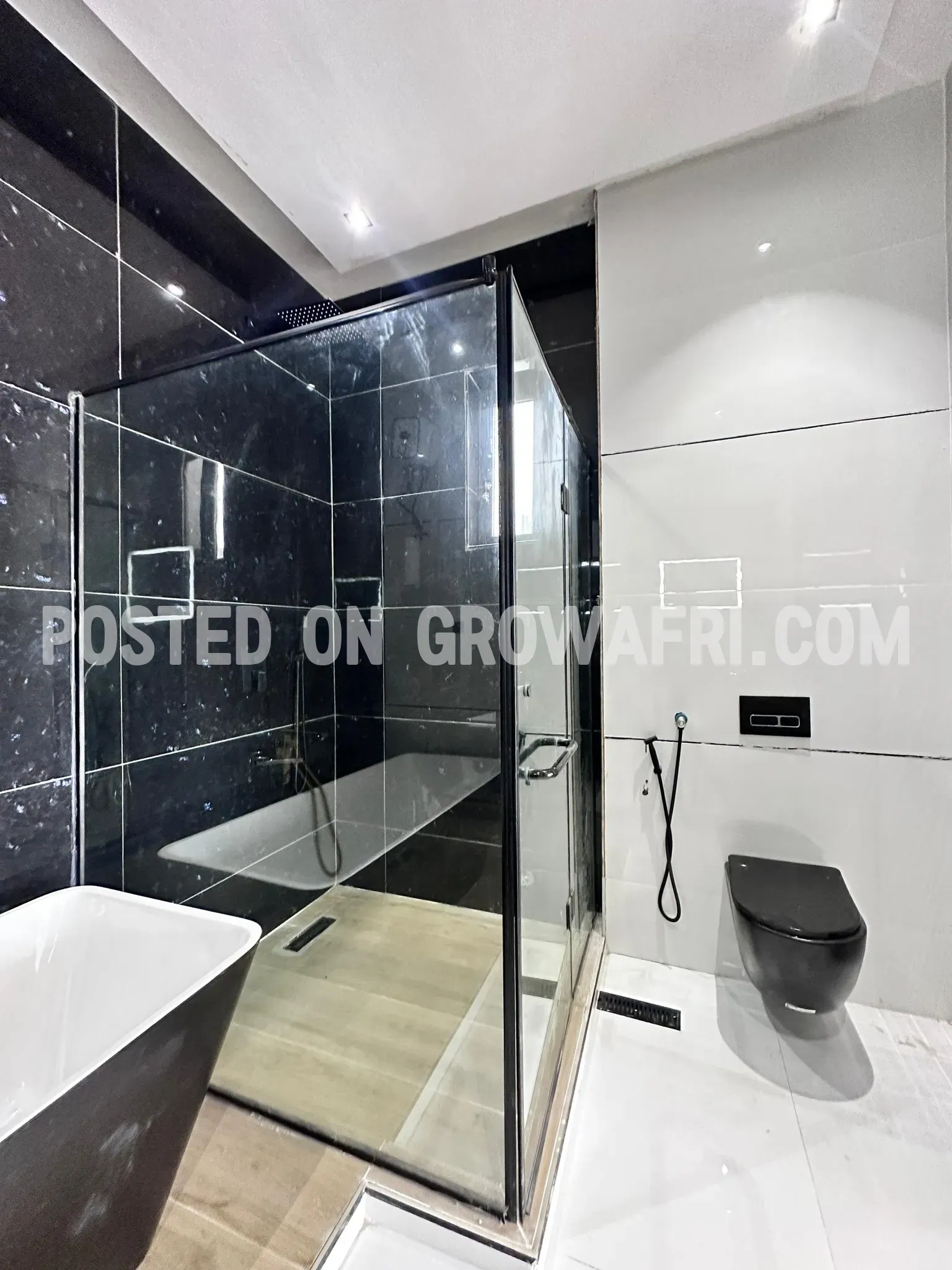 Modern 5 bedroom fully detached house with en-suite bedrooms