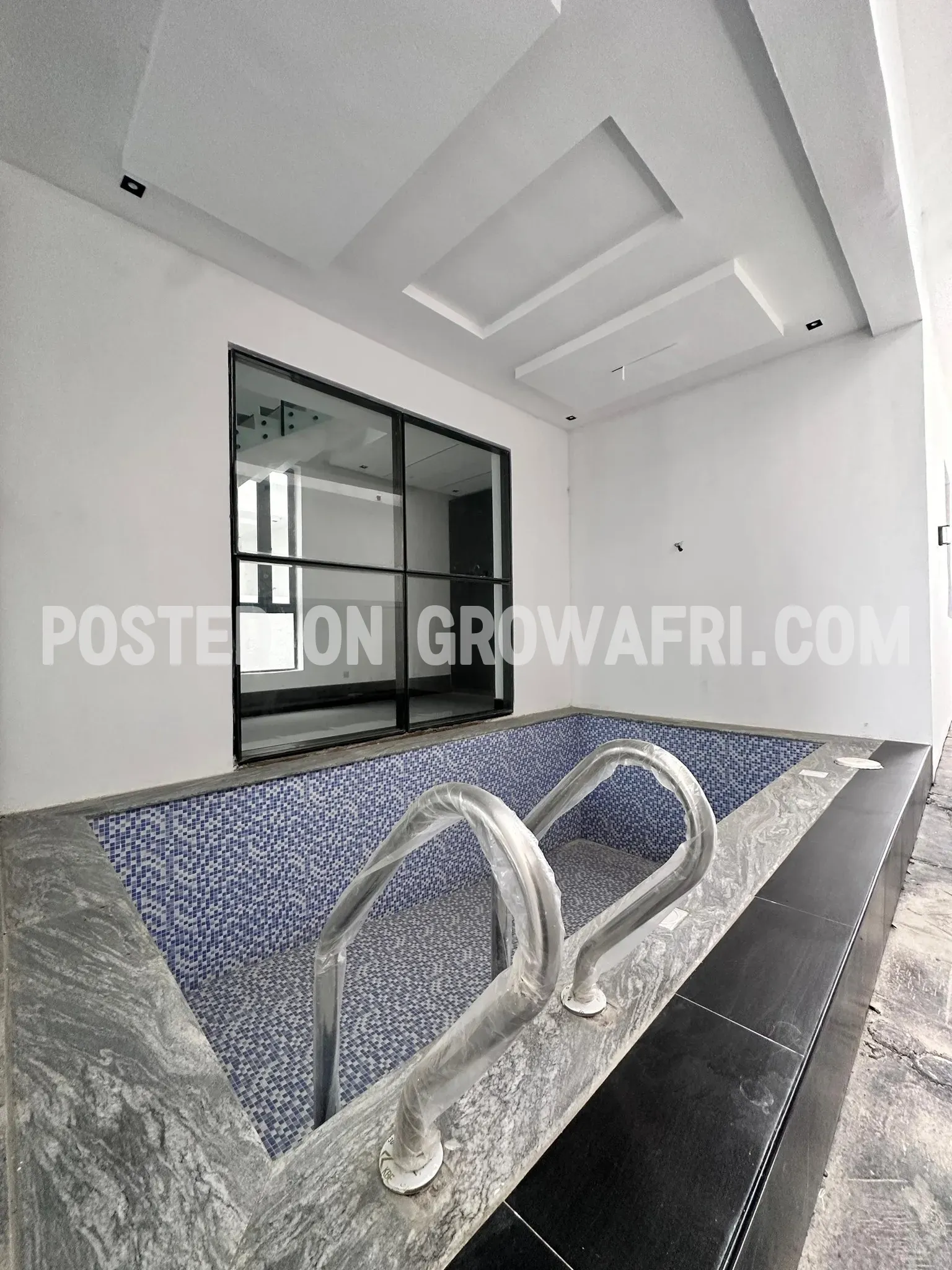 Modern 5 bedroom fully detached house with en-suite bedrooms