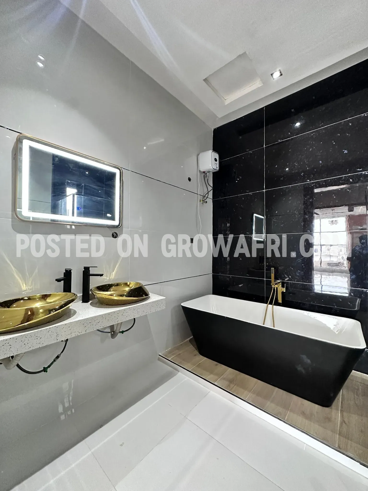 Modern 5 bedroom fully detached house with en-suite bedrooms