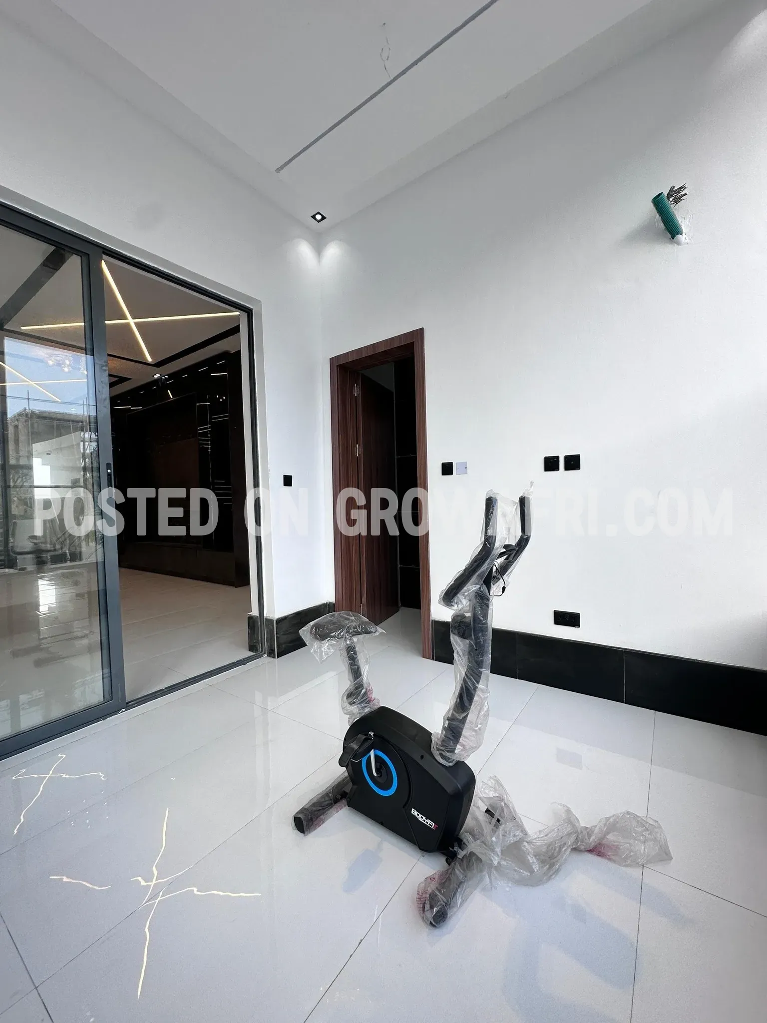 Modern 5 bedroom fully detached house with en-suite bedrooms