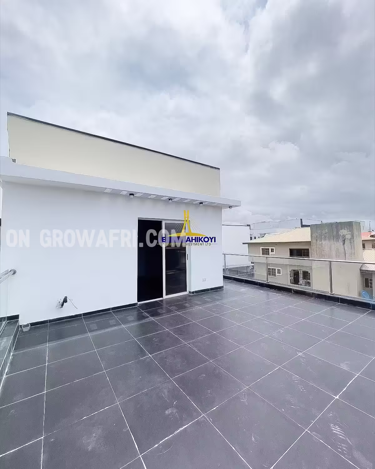 Modern fully detached 5 bedroom house in chevron with en-suite bedrooms.