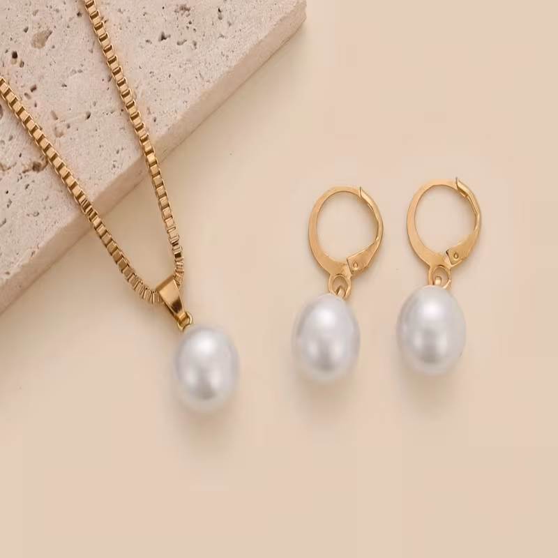 Necklace and earrings 